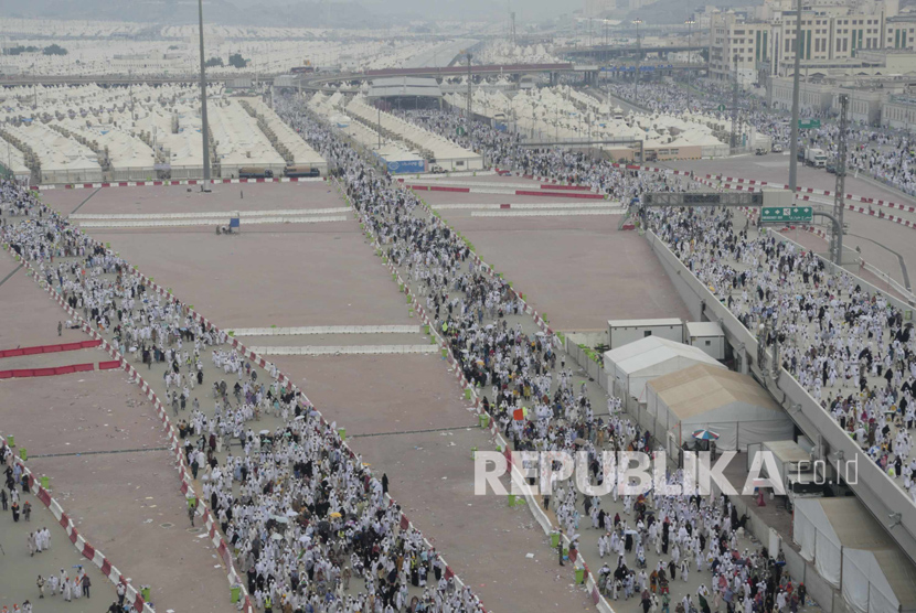 Ratusan ribu jamaah haji meninggalkan kota Mina usai melontar jumrah pada hari ketiga, bagi jamaah haji yang mengambil Nafar Awal, Rabu (14/9). (Republika/ Amin Madani)