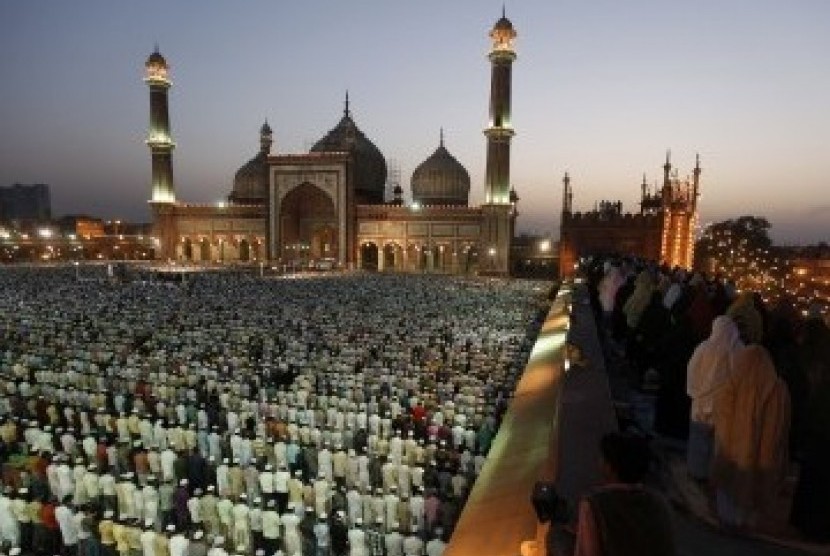 Umat Muslim India shalat subuh di Masjid Jami New Delhi.