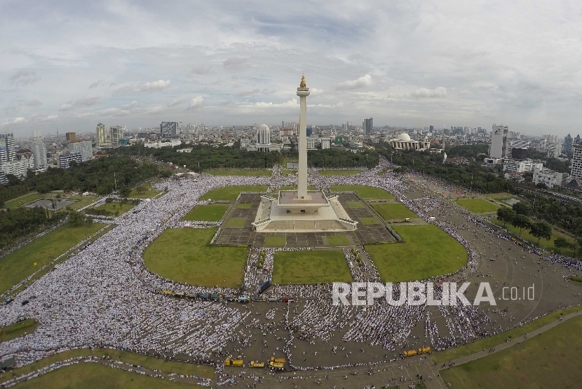 Ratusan ribu massa Aksi Bela Islam III di Monumen Nasional, Jakarta, Jumat (2/12).