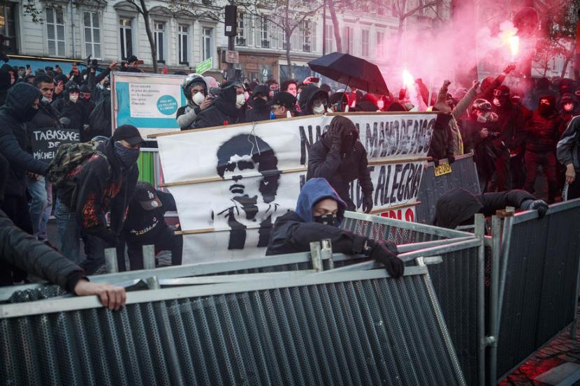 Ratusan ribu orang diklaim turun ke jalan memprotes RUU Keamanan di Prancis, Sabtu (28/11).