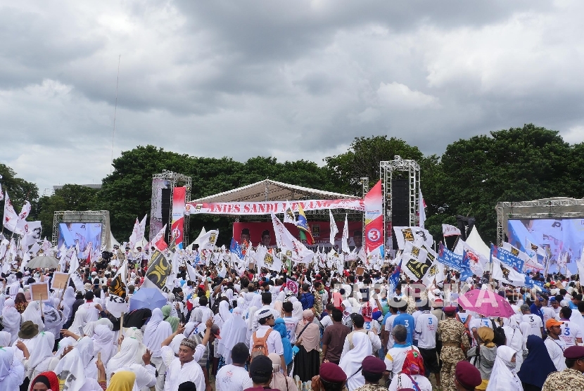 Ratusan ribu pendukung paangan ini menghadiri kampanye akbar calon pasangan Gubernur DKI Jakarta, Anies Sandi di Jakarta, Ahad (5/2).