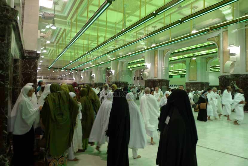 Ratusan ribu umat Islam di seluruh dunia menjalani Sa'i selepas Shalat Isya di Masjidil Haram, Makkah, Arab Saudi, Senin (29/9) .(Republika/Zaky Alhamzah)