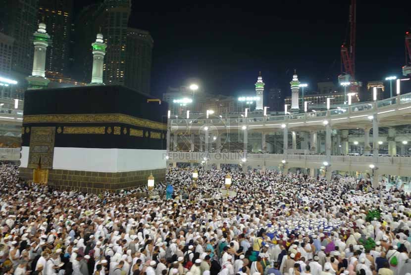 Ratusan ribu umat Islam di seluruh dunia menjalani thawaf ba'da Shalat Isya di Masjidil Haram, Makkah, Arab Saudi, Senin (29/9).(Republika/Zaky Alhamzah)