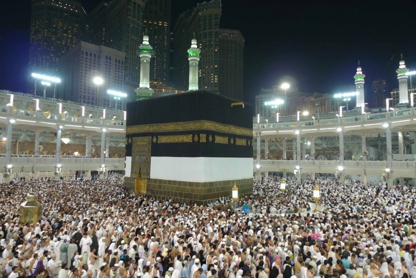 Ratusan ribu umat Islam di seluruh dunia menjalani thawaf ba'da Shalat Isya di Masjidil Haram, Makkah, Arab Saudi, Senin (29/9) malam waktu Arab Saudi (WAS).
