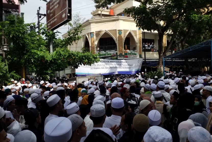 Ratusan ribu umat Islam yang hadir di Haul Habib Ali, Ahad (30/12).