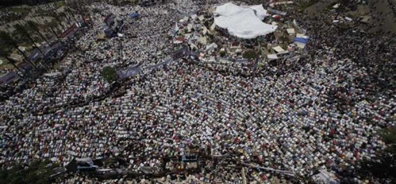 Ratusan ribu warga Mesir memadati Tahrir Square dalam protes besar usai revolusi, Jumat (8/7).