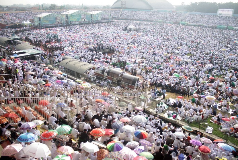 Ratusan ribu warga Nahdliyin mengikuti Istighosah Kubro di Gelora Delta Sidoarjo, Jawa Timur, Ahad (9/4). 