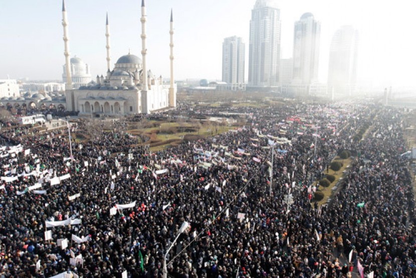 Ratusan ribu warga Republik Chechnya demo menentang majalah Charlie Hebdo.