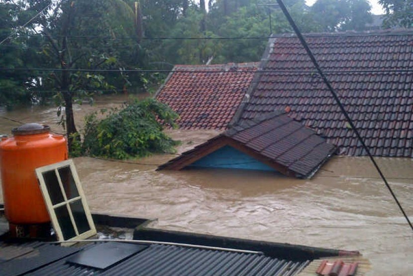 Ratusan rumah warga di Perumahan Pondok Gede Permai, Jatiasih, Bekasi terendam setinggi atap rumah akibat jebolnya tanggul Kali Cikeas, Jumat (18/1) pagi.