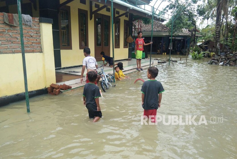 Sejumlah rumah penduduk terendam banjir di Lampung.