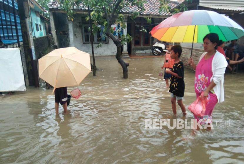 Ratusan rumah warga di tiga desa di Kecamatan Patrol, Kabupaten Indramayu terendam banjir dengan ketinggian  bervariasi sekitar 30 - 60 cm, Senin (5/2). Banjir terjadi akibat hujan lebat.