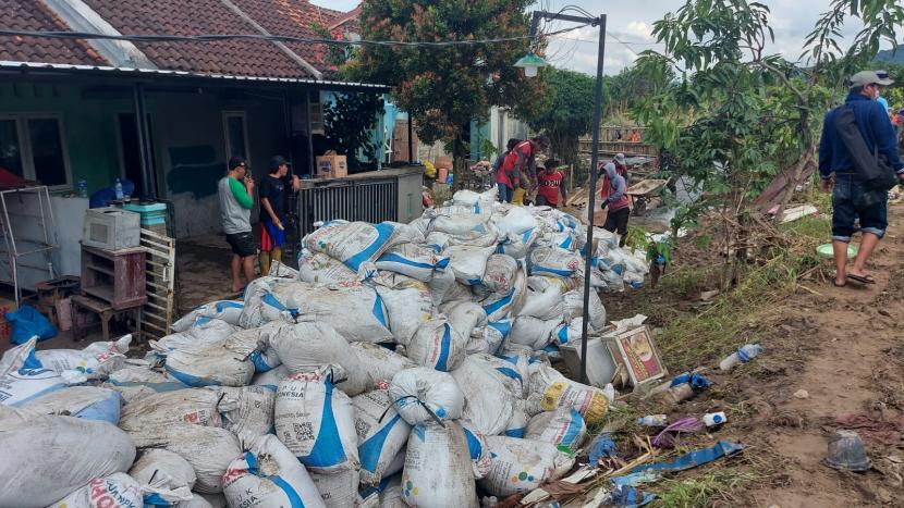 Ratusan sandbag berisi FABA yang dipasok PLN untuk mendukung pembuatan tanggul darurat di titik lokasi banjir, di perumahan Dinar Indah, Kelurahan Meteseh, Kecamatan tembalang, Kota Semarang, Ahad (8/1/2023). PT PLN (Persero) Unit Induk Wilayah Nusa Tenggara Barat (UIW NTB) sepanjang 2022 berhasil mengolah lebih dari 30 ribu ton sisa abu pembakaran batu bara atau Fly Ash Bottom Ash (FABA) menjadi bahan baku infrastruktur.