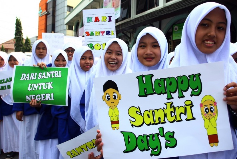 Ratusan Santri dan Santriwati dari berbagai pesantren yang ada di Tangerang mengikuti Kirab memperingati Hari Santri Nasional di Ciputat, Tangerang Selatan, Banten, Kamis (22/10).
