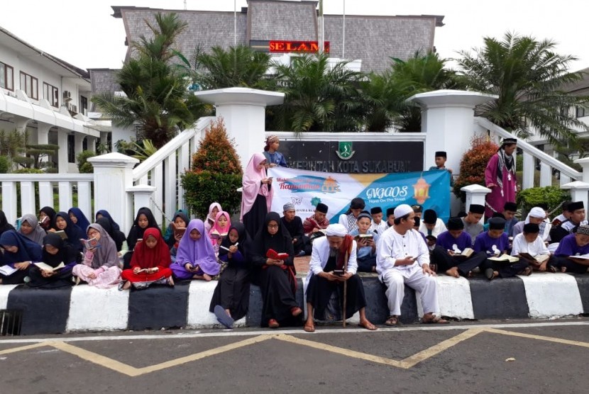 Ratusan santri di Kota Sukabumi mengaji di jalanan atau ngaji on the street untuk mengisi amalan di bulan Ramadhan di depan Balai Kota Sukabumi Selasa (29/5).