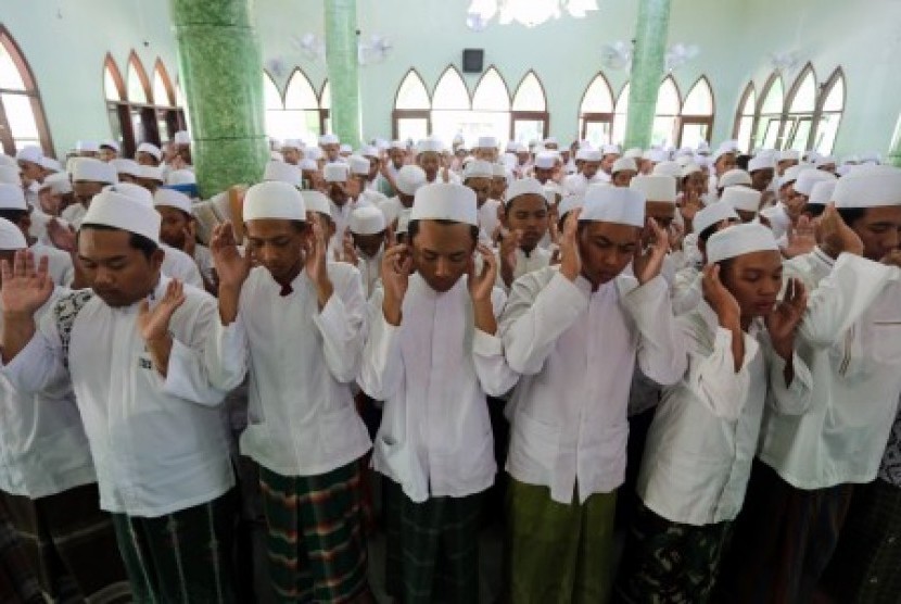 Ratusan santri melaksanakan Salat Ghaib di Pondok Pesantren Nurul Ulum, Blitar, Jawa Timur, Senin (14/9).