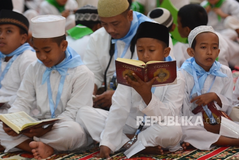 Ratusan santri melantunkan ayat-ayat suci al-quran pada acara Khataman Quran yang di laksanakan di kantor Pertamina Jakarta, Kamis (23/6).  (Republika/ Darmawan)