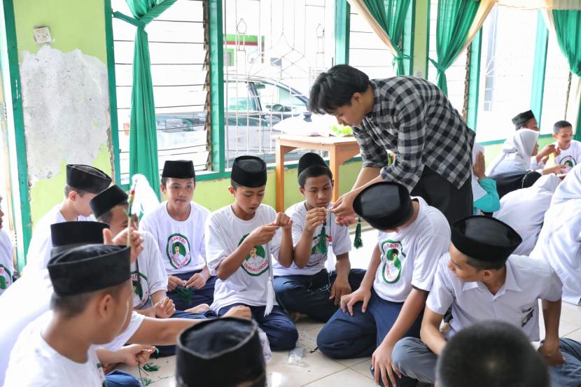 Ratusan santri mengikuti pelatihan kriya kerajinan tangan di Pondok Pesantren Ulul Albab, Kota Makassar, Sulawesi Selatan.
