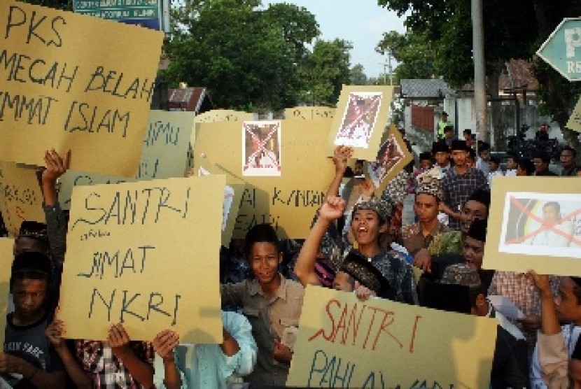  Ratusan Santri yang tergabung dalam Aliansi Santri se-Karesidenan Kediri berunjuk rasa di depan kantor DPD PKS Kediri, Jatim, Sabtu (5/7).