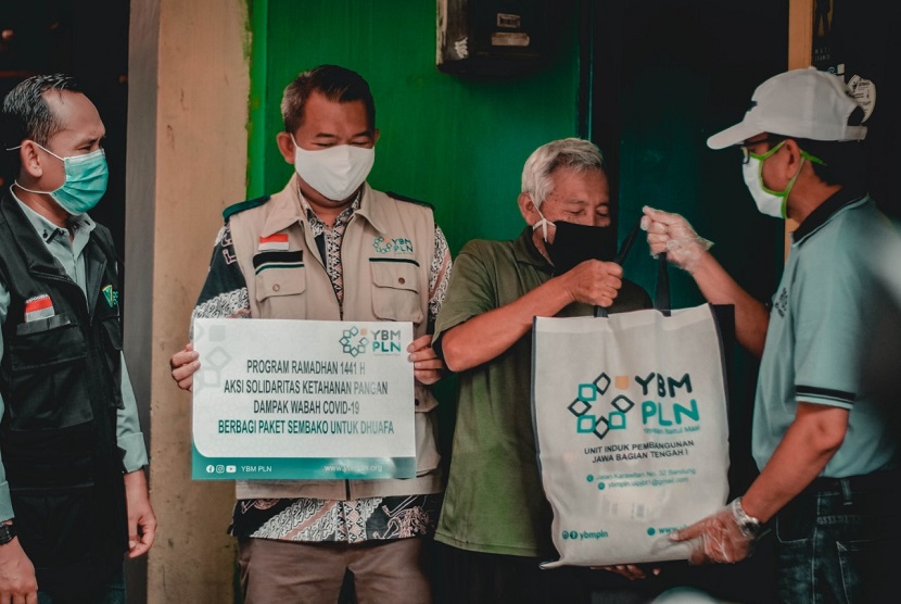 Ratusan sembako dibagikan Dompet Dhuafa Jabar dan Yayasan Baitul Maal (YBM) PLN UIP JBT I kepada warga dhuafa di RW 06, Kelurahan Turangga, Kecamatan Lengkong, Kota Bandung, Jumat (8/5).