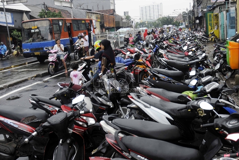 Ratusan sepeda motor milik warga Kampung Pulo terparkir di Jalan Jatinegara Barat, Jakarta Timur, (10/2).(Republika/Rakhmawaty La'lang)