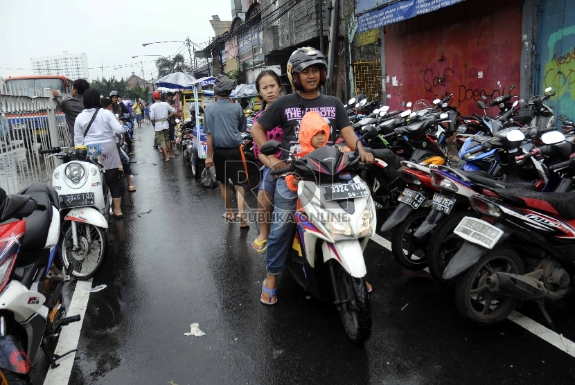 Ratusan sepeda motor milik warga Kampung Pulo terparkir di Jalan Jatinegara Barat, Jakarta Timur, (10/2).(Republika/Rakhmawaty La'lang)