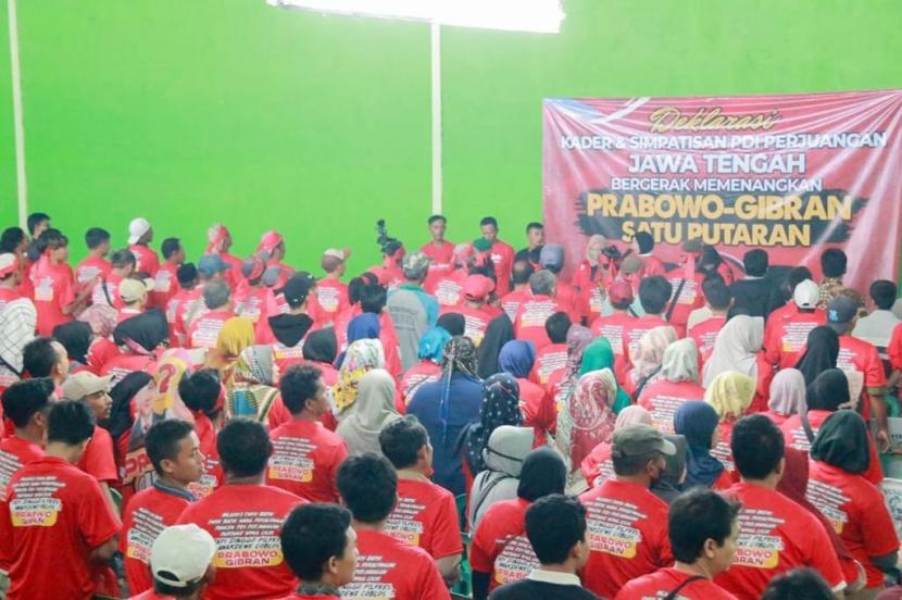 Ratusan simpatisan PDIP Jateng di Pekalongan, PDIP tetap meraih kursi terbanyak di Jateng meski perolehan suara Ganjar-Mahfud keok.