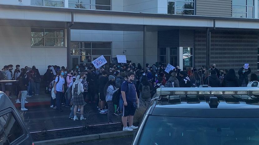 Ratusan siswa dari sebuah sekolah di Oregon menunjukkan dukungan kepada siswa muslim dan kulit hitam