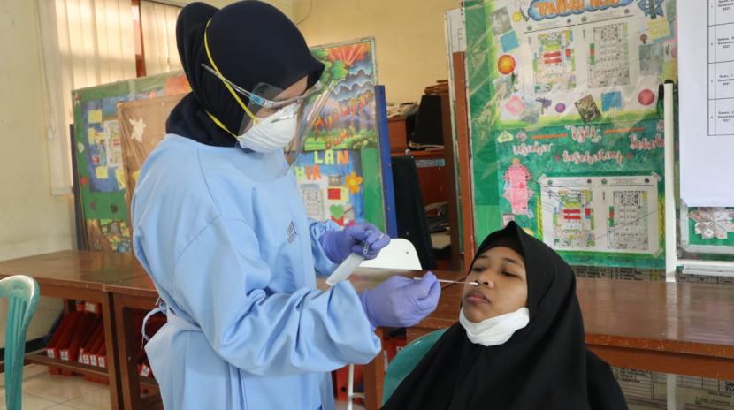 Ratusan siswa, guru dan pegawai di Sekolah Menengah Pertama (SMP) Negeri 21 Malang menjalani tes usap antigen, Jumat (21/1/2022).