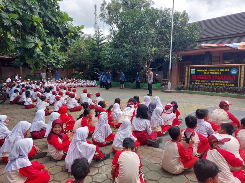 Ratusan siswa menerima materi penyuluhan pencegahan dan penanggulangan perundungan di halaman SDN 1 Pakisaji, Kabupaten Malang. 