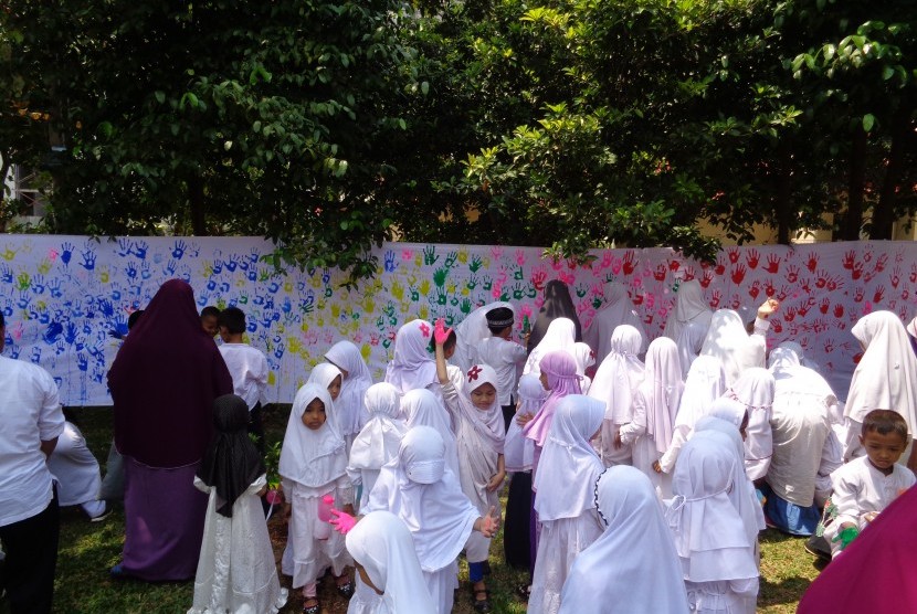 Ratusan siswa SD Integral Hidayatullah memberikan cap tangan sebagai bentuk kepedulian kepada Muslim Rohingya.