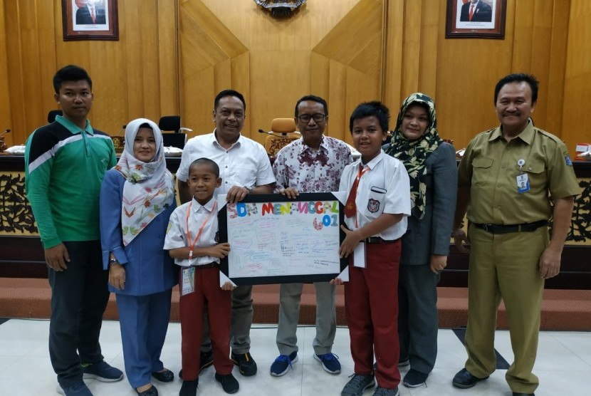 Ratusan siswa SD Negeri Menanggal 601 Surabaya mengunjungi ruang sidang paripurna gedung DPRD Kota Surabaya Jalab Yos Sudarso, Embong Kaliasin, Genteng, Senin (18/11).