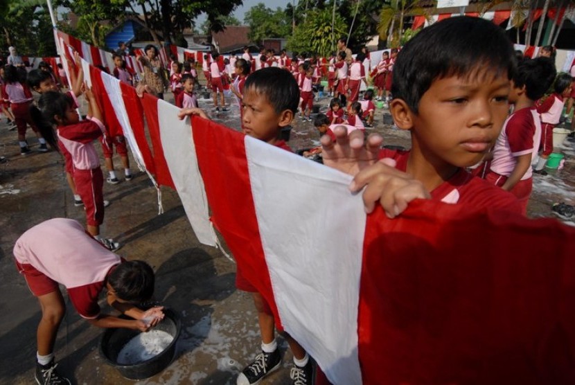 Ratusan siswa SD terlibat dalam pencucian bendera secara massal di Solo, Jateng, Sabtu (13/8). Kegiatan tersebut bertujuan meningkatkan nilai nasionalisme siswa sekaligus menyambut datangnya HUT RI ke-66 pada 17 Agustus mendatang.