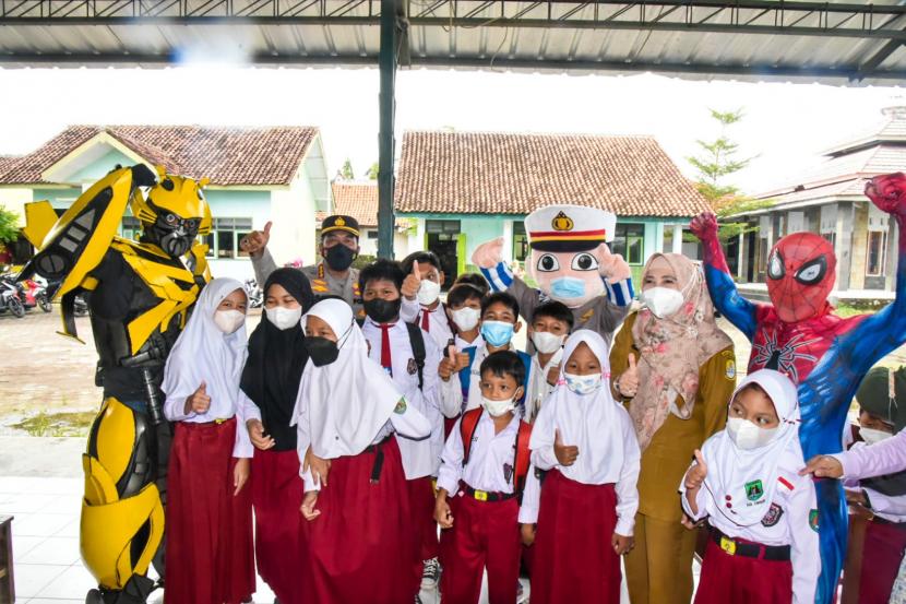 Ratusan siswa sekolah dasar (SD) di Kabupaten Cirebon antusias menjalani vaksinasi Covid-19 yang digelar Polresta Cirebon, Senin (10/1/2022). Sejumlah tokoh superhero pun hadir untuk memberi semangat bagi anak-anak dalam mengikuti vaksinasi tersebut. 