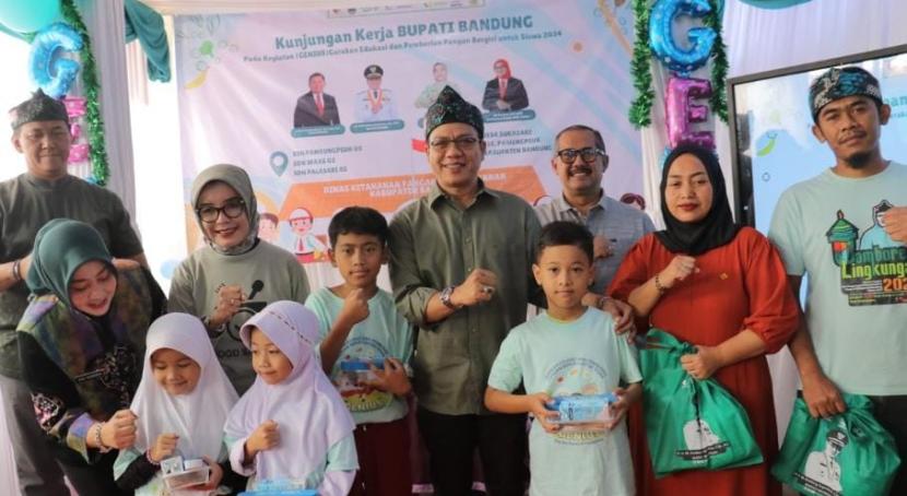 Ratusan siswa Sekolah Dasar (SD) di lingkungan SDN Pameungpeuk 03 Desa Sukasari Kecamatan Pameungpeuk Kabupaten Bandung antusias saat menyambut kehadiran Bupati Bandung Dadang Supriatna, Ahad (8/9/2024). 