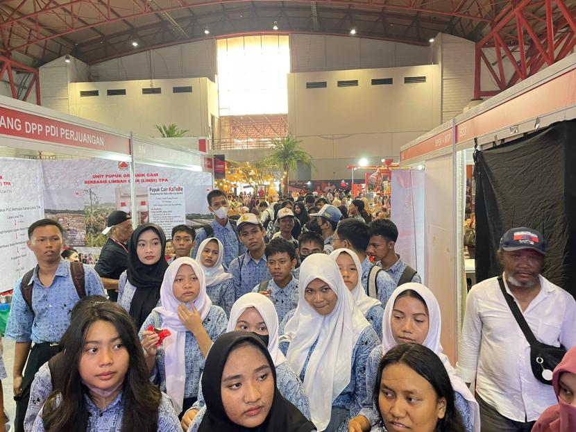 Ratusan siswa-siswi dari berbagai sekolah di Jabodetabek memadati Pameran Pangan Plus 2023 sebagai bagian dari Rapat Kerja Nasional (Rakernas) IV PDI Perjuangan (PDIP) di Jiexpo Kemayoran, Jakarta, Ahad (1/10/2023). 