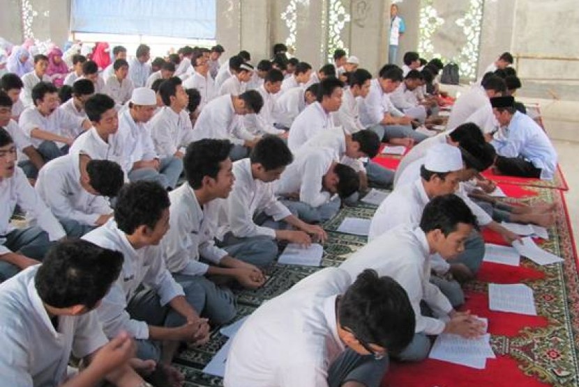 ratusan siswa sma 106 jakarta mengikuti kegiatan zikir dan doa jelang ujian nasional