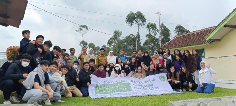 Ratusan siswa SMA AL-Izhar Pondok Labu Jakarta Selatan menggelar kegiatan penelitian lingkungan aspek sosial dan alam di Desa Sugihmukti, Kecamatan Pasirjambu, Kabupaten Bandung, Jawa Barat. Para siswa tersebut menjalani kegiatan selama empat hari tiga malam sejak, Selasa (14/3/2023) hingga Jumat (17/3/2023) mendatang.