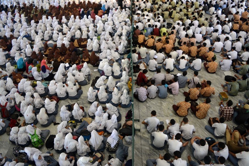 Ratusan siswa SMA melakukan doa bersama jelang Ujian Nasional (UN) di Masjid Agung Sidoarjo, Jawa Timur, Rabu (30/3).