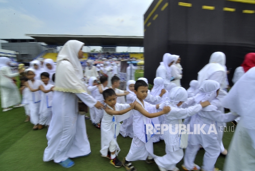 Ratusan siswa TK mengikuti rangkaian manasik haji.