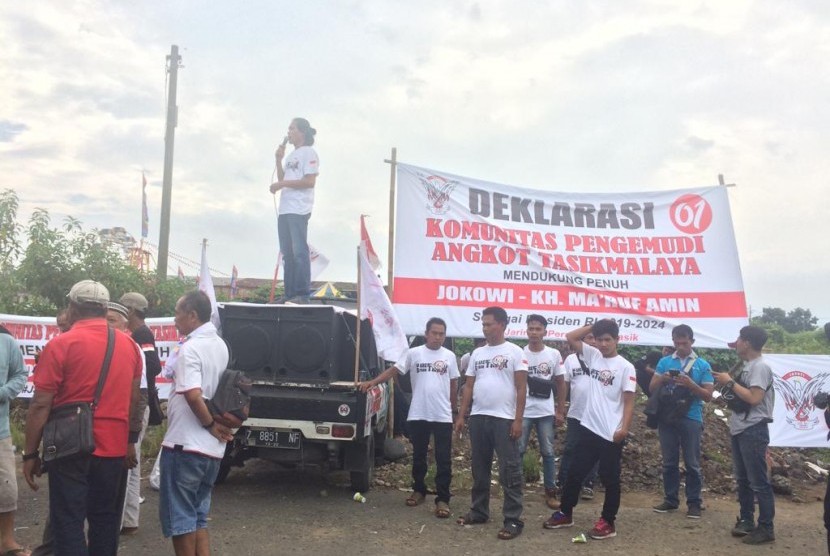 Ratusan sopir angkot di Kota Tasikmalaya mendeklararikan dukungannya kepada pasangan Jokowi-Ma'ruf di bekas terminal Cilembang, Kelurahan Cilembang, Kecamatan Cihideung, Kota Tasik, Kamis (14/3).