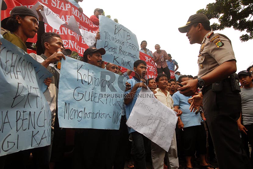 Ratusan sopir angkutan kota Koperasi Wahana kalpika (KWK) jurusan Muara Karang-Pantai Indah kapuk dan Bus Kopami B 02 jursusan Senen-Muara Karang saat melakukan demonstrasi di depan gedung Balai Kota, Jakarta Pusat, Selasa (11/2).