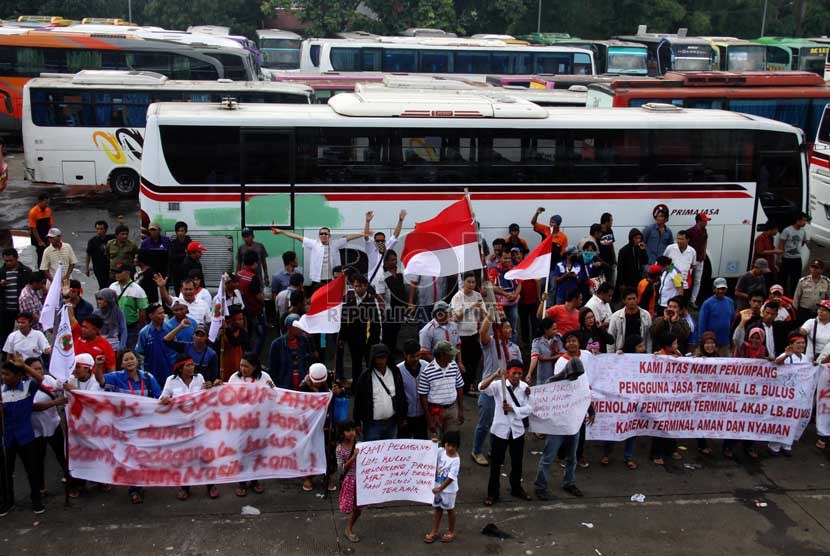   Ratusan sopir, kernet dan pedagang kaki lima sekitar terminal Lebak Bulus, Jakarta, Senin (6/1), melakukan aksi unjuk rasa menolak penutupan terminal.   (Republika/Yasin Habibi)