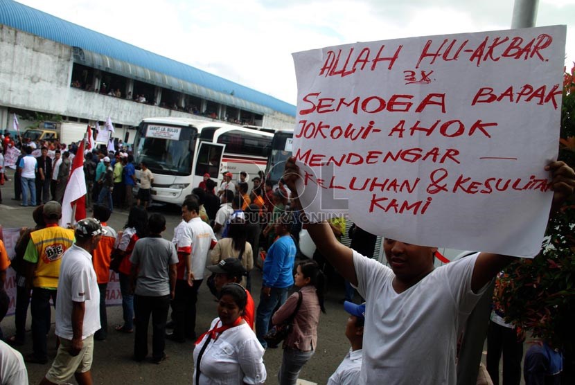   Ratusan sopir, kernet dan pedagang kaki lima sekitar terminal Lebak Bulus, Jakarta, Senin (6/1), melakukan aksi unjuk rasa menolak penutupan terminal.   (Republika/Yasin Habibi)