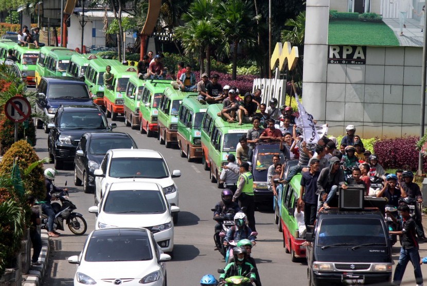 Ratusan supir angkutan Kota Bogor melakukan longmars di sepanjang jalan Pajajaran menuju jalan juanda Balai Kota Bogor, Jawa Barat, Rabu (27/4).