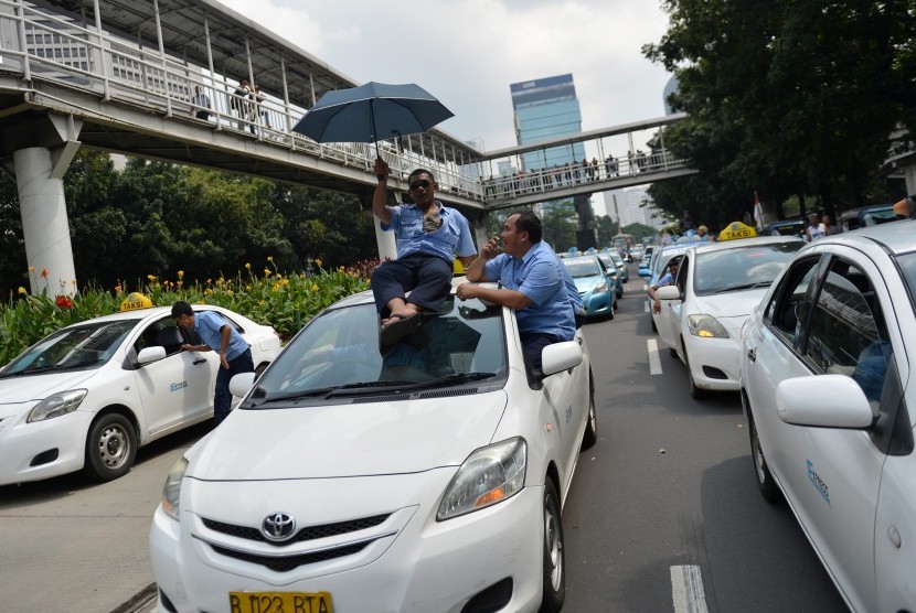 Ratusan supir taksi demo menolak keberadaan angkutan taksi online. ilustrasi