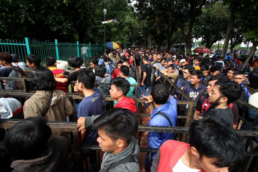 Ratusan suporter sepak bola antre untuk membeli tiket semifinal Piala AFF 2016 di kawasan Gelora Bung Karno (GBK), Jakarta, Jumat (2/12). Sebanyak 10 ribu tiket kategori dua dijual secara manual.