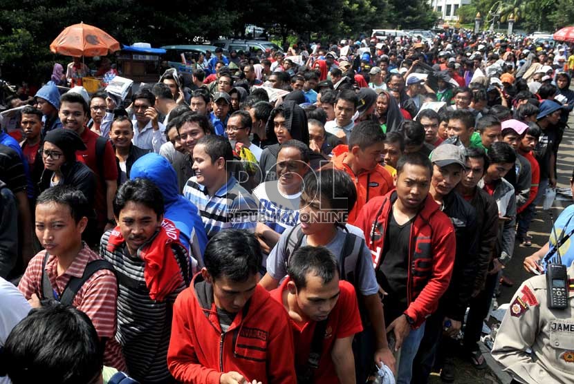   Ratusan suporter timnas Indonesia rela mengantre tiket pertandingan Indonesia melawan Arab Saudi di Gelora Bung Karno,Jakarta,Sabtu (23/3).  (Republika/Prayogi)