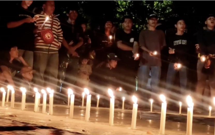 Ratusan suporter Timnas Indonesia yang tergabung dalam Ultras Garuda Sezione Cilegon bersama suporter Arema, Senin (3/10) malam, menggelar aksi menyalakan seribu lilin dan doa bersama untuk seluruh korban tragedi Stadion Kanjuruhan.