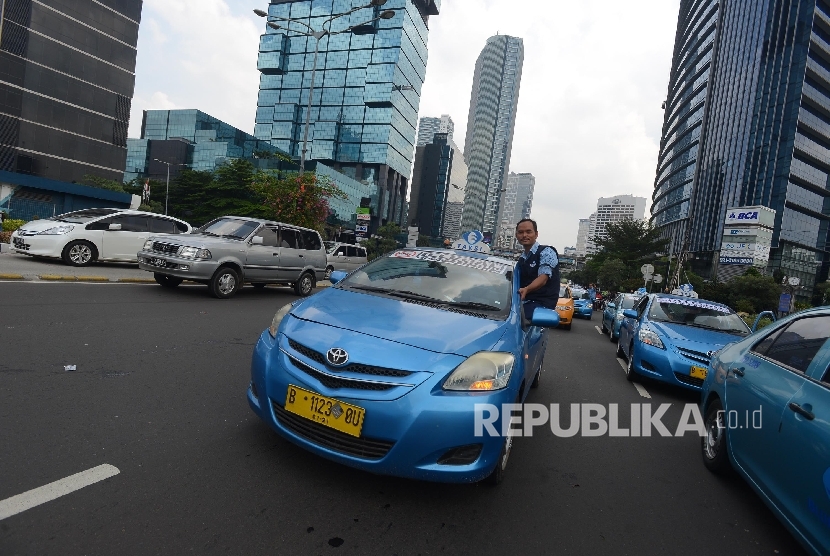 Ratusan taksi melakukan aksi di Jalan Thamrin, Jakarta Pusat, Selasa (22/3).