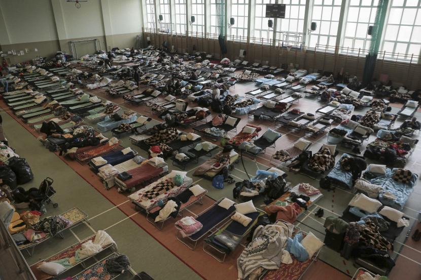 Ratusan tempat tidur ditempatkan di dalam gedung olahraga untuk menampung para pengungsi Ukraina yang melarikan diri dari invasi Rusia di kota perbatasan Medyka, Polandia, pada Selasa, 1 Maret 2022. 